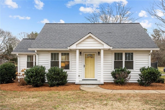 bungalow featuring a front yard