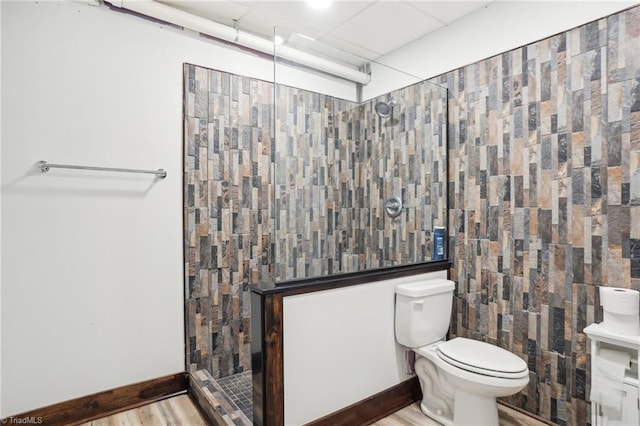 449 Wallburg High Point Rd, Winston-Salem, NC 27107 - full bath with toilet, a tile shower, wood finished floors, and baseboards