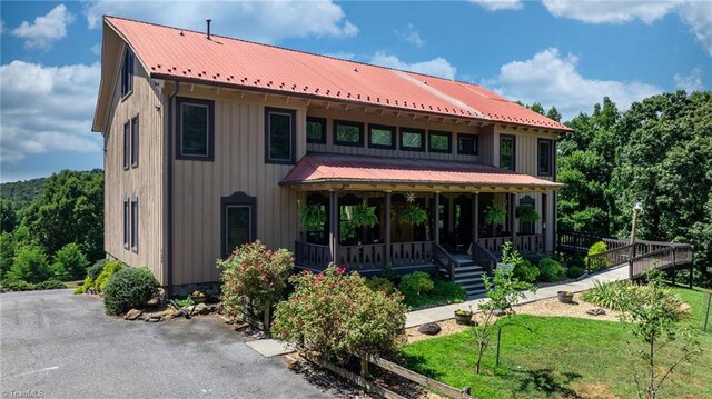 view of front of property featuring a porch and a front lawn