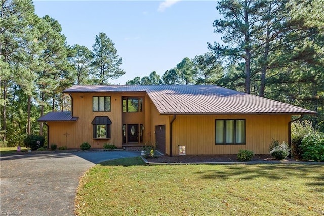 view of front of property featuring a front lawn