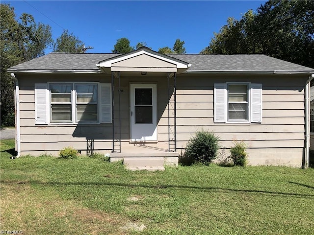 view of front of home featuring a front lawn