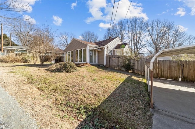 view of side of property featuring a lawn