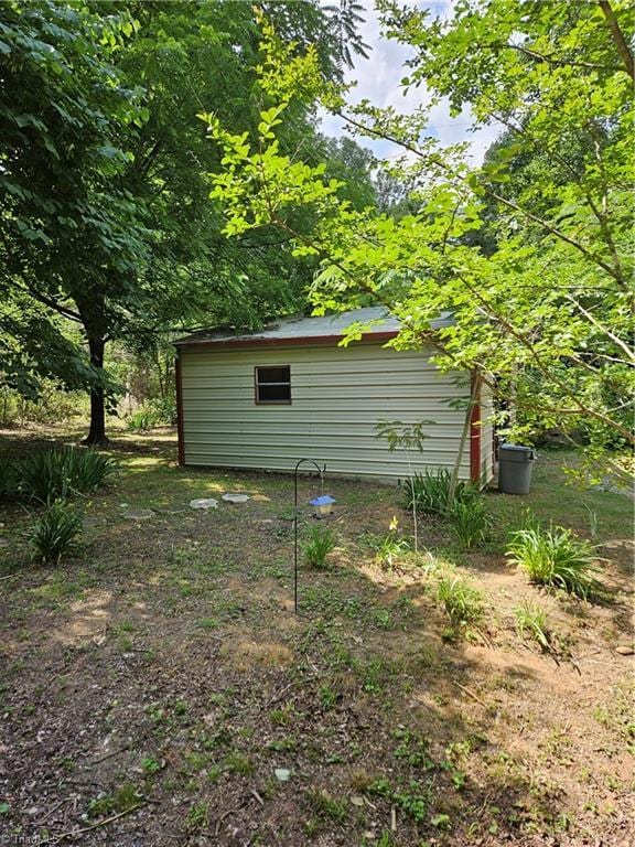 view of yard featuring an outdoor structure