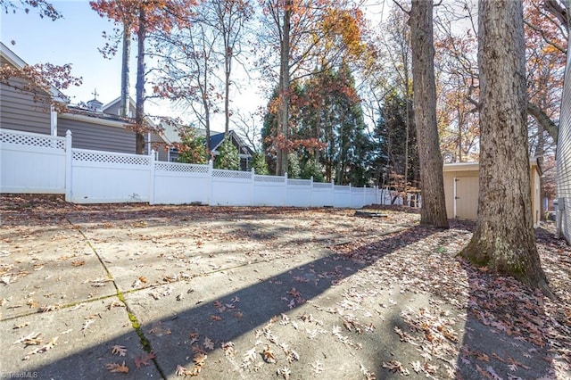 view of yard featuring a patio