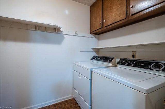 laundry room featuring cabinet space, baseboards, and independent washer and dryer