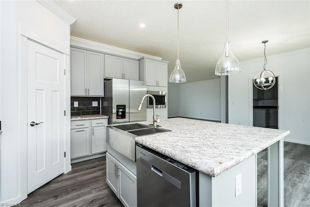 kitchen featuring stainless steel appliances, ornamental molding, a sink, decorative backsplash, and dark wood-style flooring