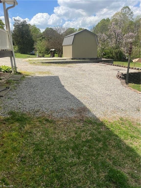 view of yard featuring an outdoor structure and a storage unit