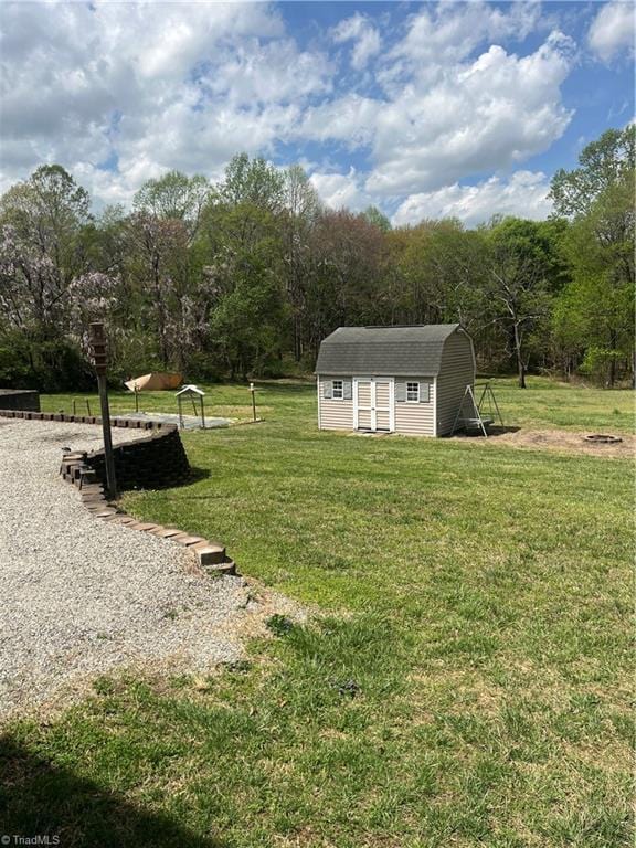view of yard featuring a storage unit and an outdoor structure