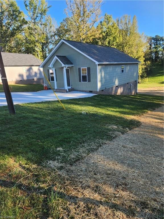 view of front of property featuring a front yard