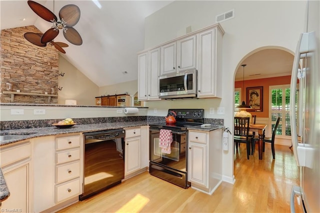 kitchen featuring ceiling fan, visible vents, arched walkways, black appliances, and light wood-style flooring