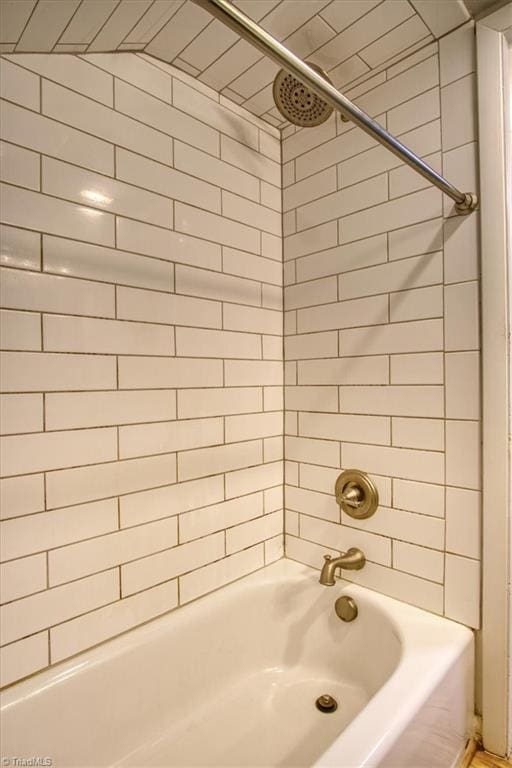 bathroom featuring tiled shower / bath