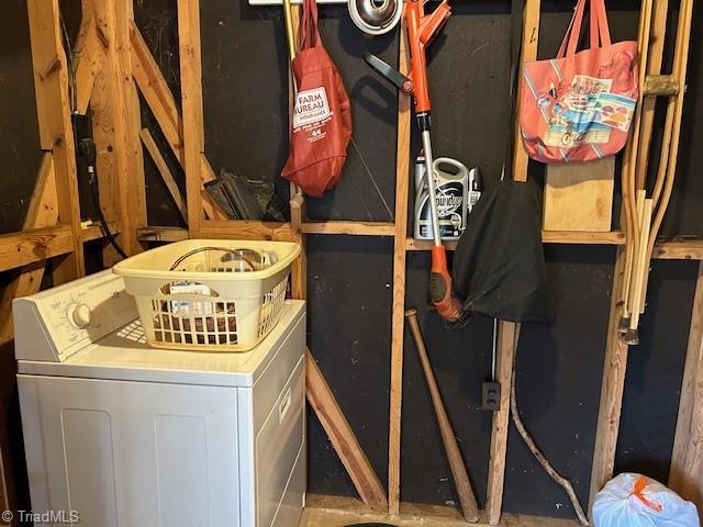 storage room with washer / dryer