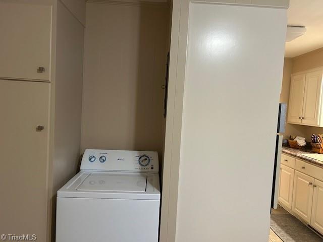 washroom with washer / clothes dryer