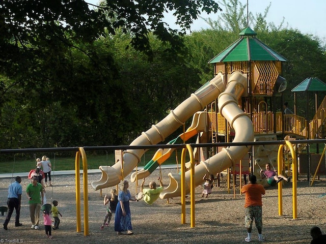 239 Glade View Ct, Winston-Salem, NC 27101 - view of communal playground
