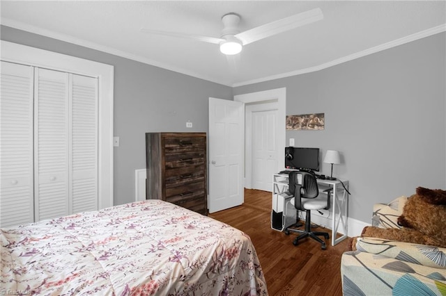 bedroom with dark hardwood / wood-style flooring, ornamental molding, ceiling fan, and a closet