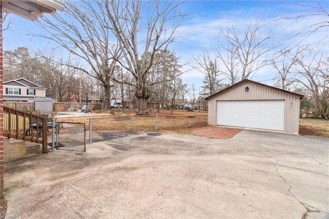 view of yard with an outbuilding and a garage