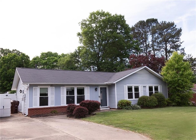 ranch-style house featuring a front lawn and brick siding