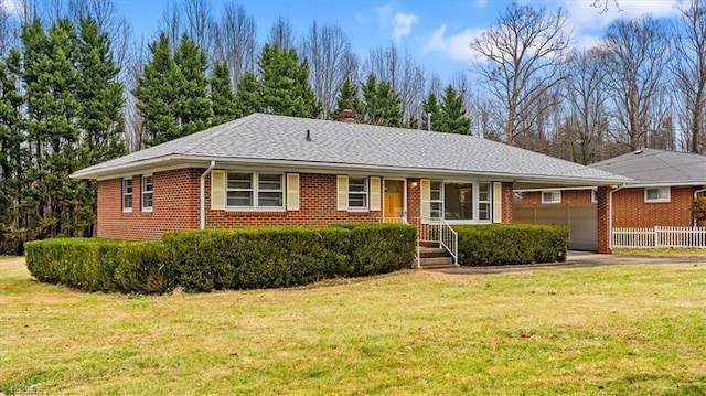 single story home featuring a front lawn