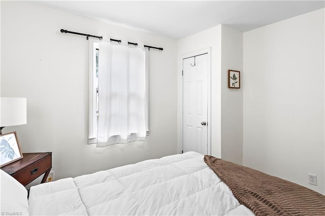 bedroom featuring a barn door