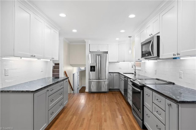 1022 Willowlake Rd, Winston-Salem, NC 27106 - kitchen with stainless steel appliances, a sink, tasteful backsplash, gray cabinetry, and recessed lighting