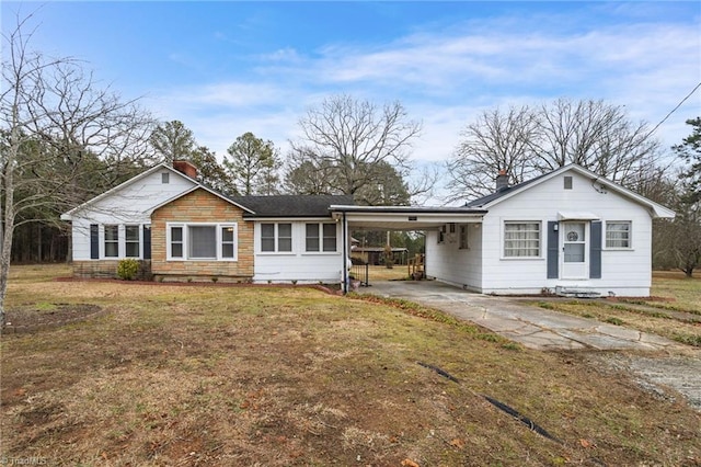 ranch-style home featuring a carport and a front lawn