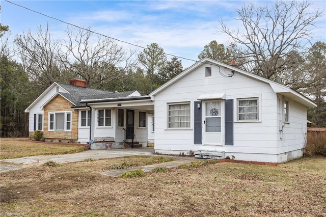 view of front of house with a front lawn