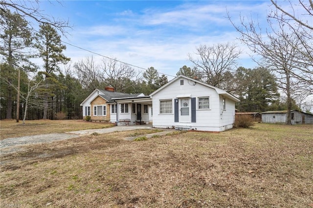 view of front of home with a front lawn