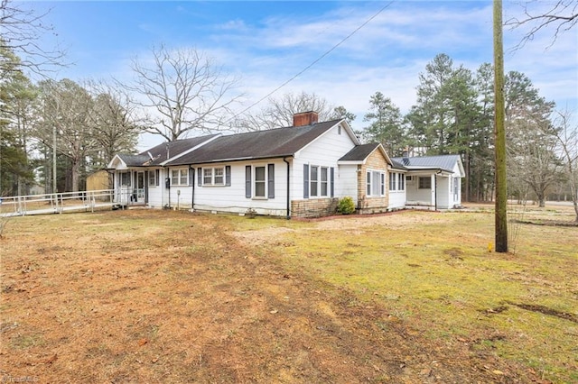 view of front of property featuring a front yard