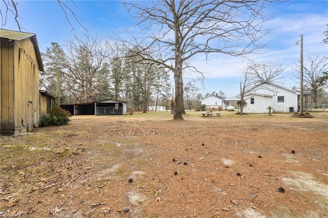 view of yard featuring an outdoor structure