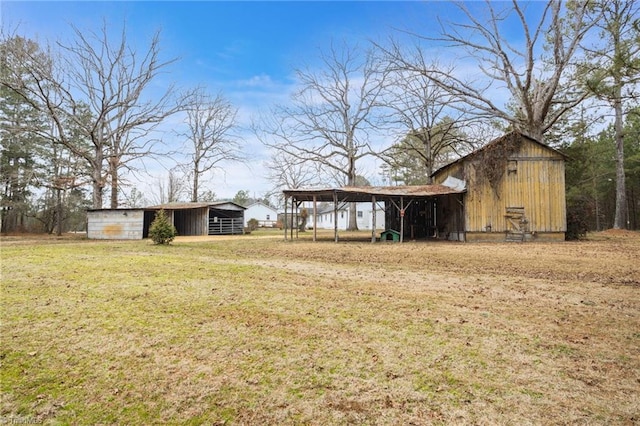 view of yard featuring an outbuilding