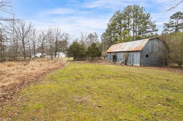 view of yard with an outbuilding