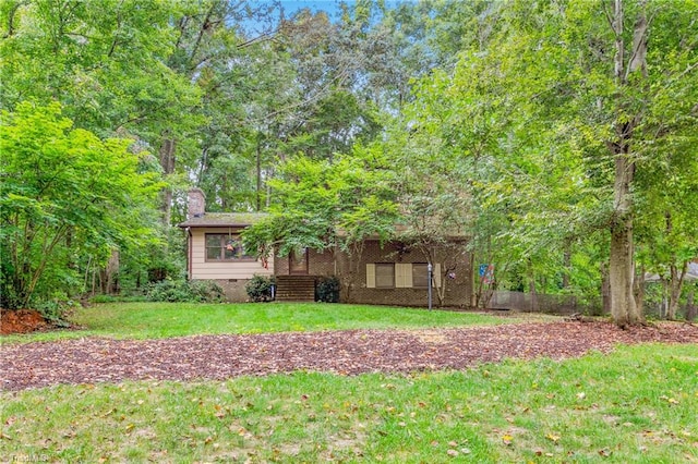 view of front of house featuring a front lawn