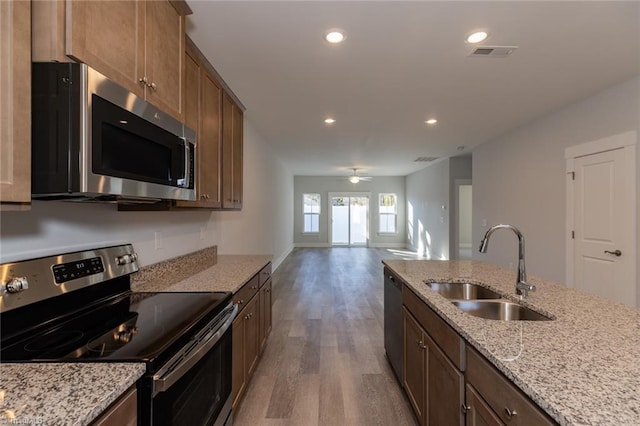 kitchen featuring recessed lighting, stainless steel appliances, wood finished floors, a sink, and visible vents