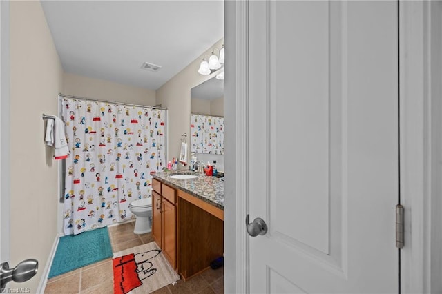 full bath with vanity, toilet, and a shower with shower curtain