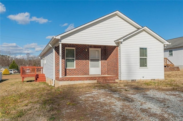 view of front of property featuring a front yard