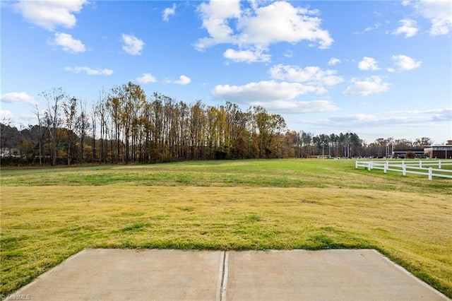 view of yard featuring a rural view