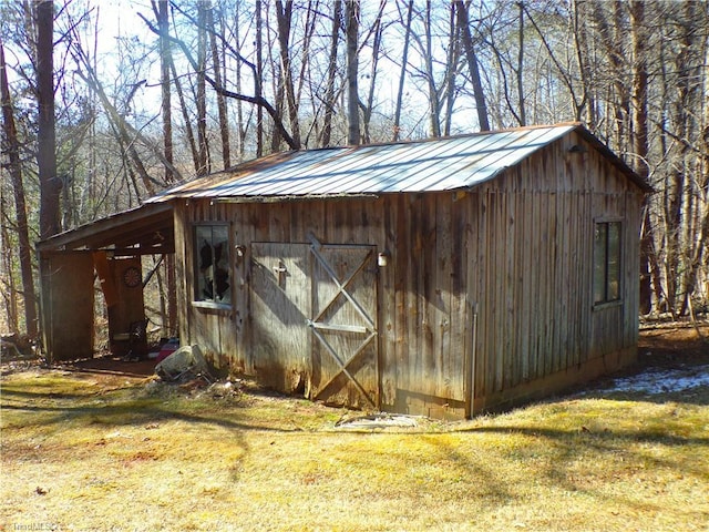 view of outdoor structure featuring a yard