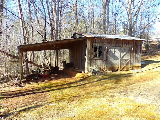 view of outbuilding with driveway and an outdoor structure