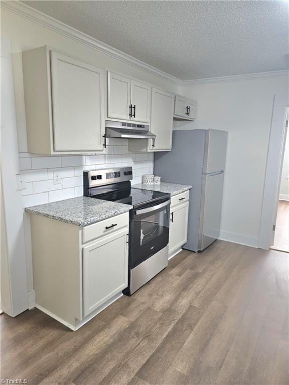 kitchen featuring crown molding, backsplash, wood finished floors, under cabinet range hood, and stainless steel electric range