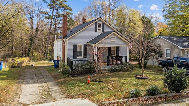 view of front of house with covered porch and a front lawn