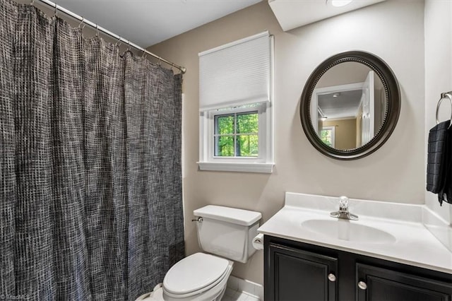 full bathroom featuring vanity, baseboards, toilet, and a shower with shower curtain