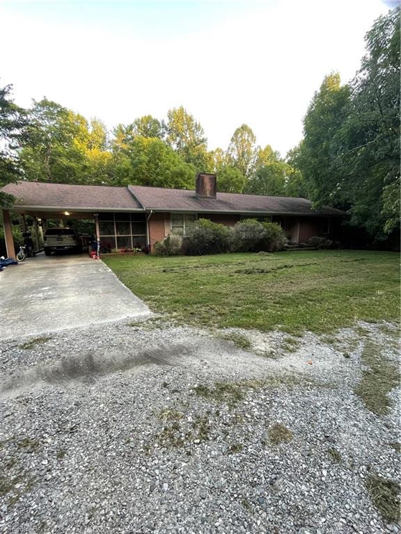 view of front of home with a front lawn and a carport