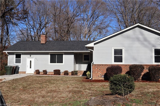 ranch-style house featuring a front yard