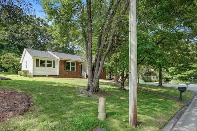 view of front of home featuring a front yard