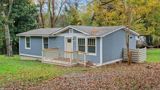 view of front facade featuring a front lawn and a deck