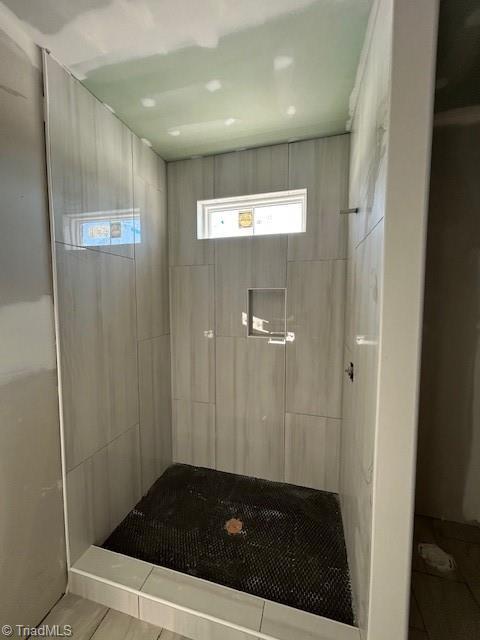 bathroom featuring tiled shower