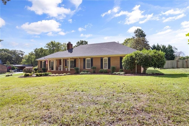 ranch-style home featuring a front lawn