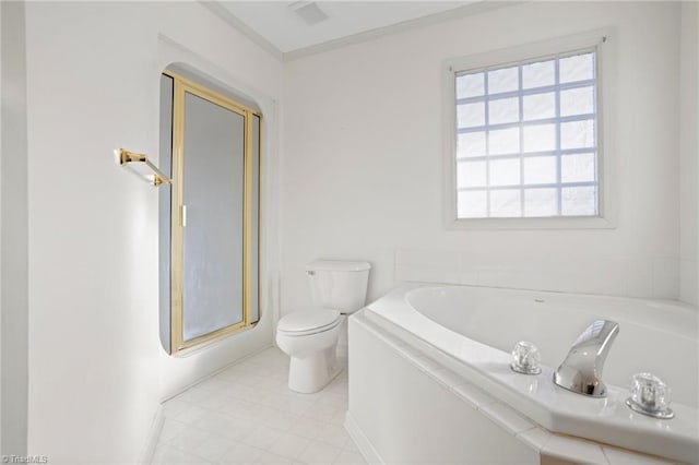 bathroom featuring a bathtub, toilet, and ornamental molding