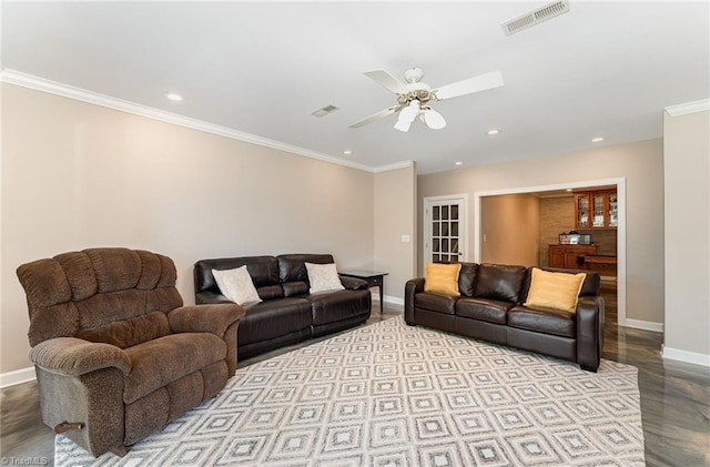living room with baseboards, ceiling fan, crown molding, recessed lighting, and wood finished floors