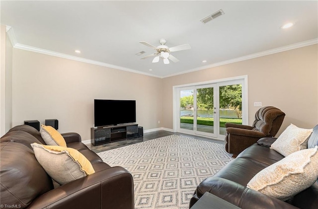 living area featuring baseboards, a ceiling fan, ornamental molding, and recessed lighting